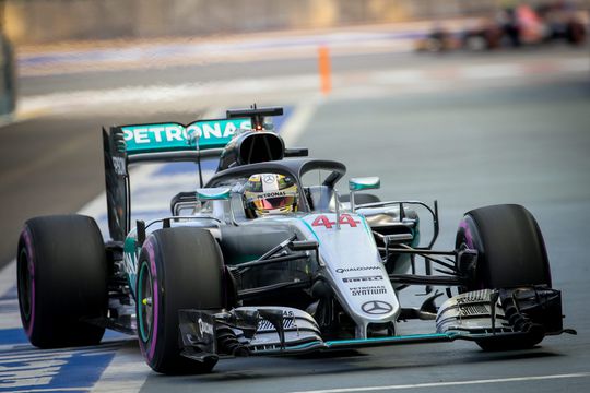 Hamilton vindt nieuwe F1-bolide te zwaar: 'Net alsof ik met een bus race'