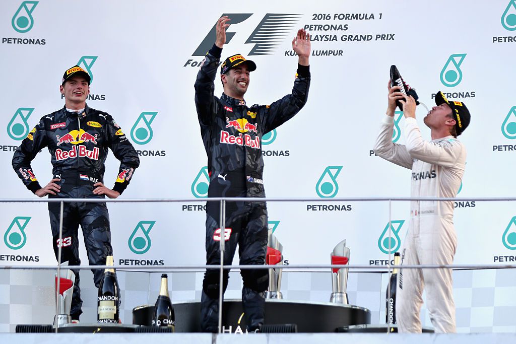 Ricciardo laat Rosberg uit schoen drinken op afterparty (foto)