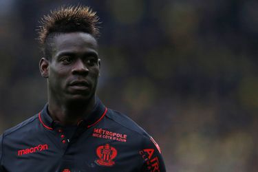 Hilarisch! Balotelli mist door 'strakke knoop' begin van wedstrijd