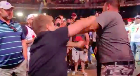 🎥 | Fans op de vuist bij bokswedstrijd tussen Jake Paul en Tyron Woodley