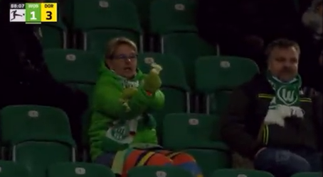 🎥 | Haha! Erling Haaland wijst na Dortmund-goal naar Wolfsburg-fan, zij steekt middelvinger op