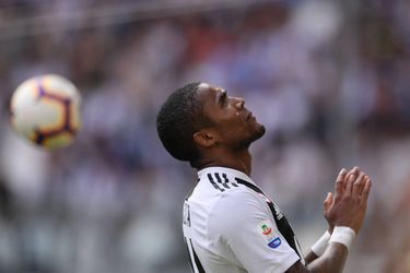 Grote schorsing verwacht voor misselijkmakende spuugactie van Douglas Costa (video)