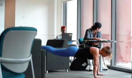 🎥🍑 | Champions League-streaker prankt studenten met workout in bibliotheek