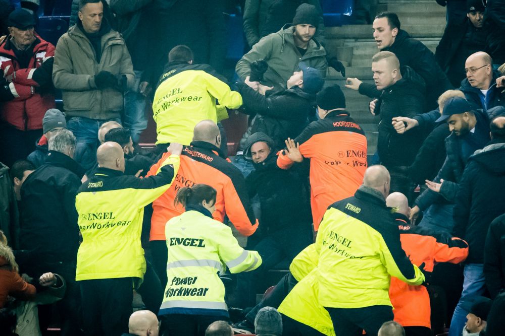WTF! Dikke rellen met Feyenoord-fans in vak van Vitesse (video)