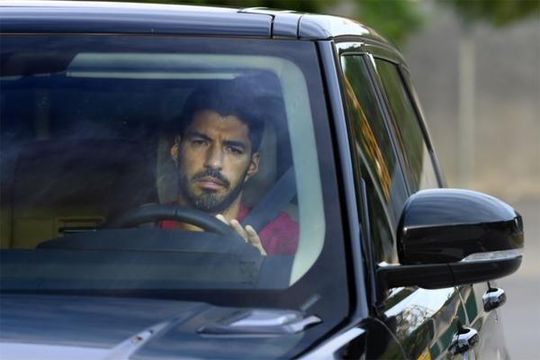 Luis Suarez neemt met tranen in z'n ogen afscheid van medespelers bij FC Barcelona