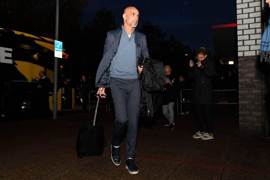 WIE BEN JE? Vitesse-trainer Thomas Letsch wordt niet herkend door Tottenham Hotspur-bewakers