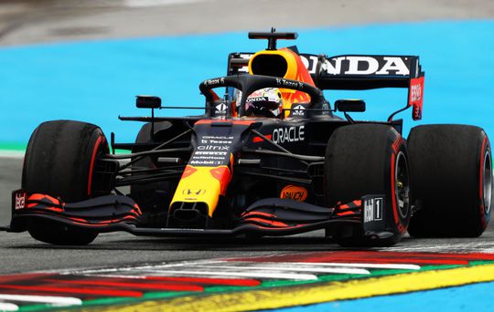 🎥 | Max Verstappen komt bij VT2 in Oostenrijk niet verder dan 3e plek, Lewis Hamilton snelste