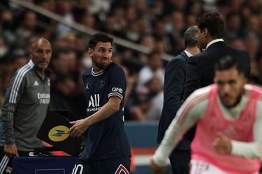 🎥 | Wissel? IK!? Lionel Messi is woest nadat PSG-trainer Pochettino hem naar de kant haalt