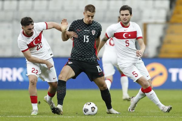 Problemen stapelen zich op voor Advocaat: Kökcü raakt geblesseerd tijdens interland