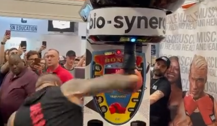 🎥 | Haha! Strongman The Beast sloopt kermis boksbal