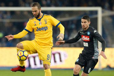 Juventus dankt goudhaantje Higuain en nadert koploper na zege in Napels (video's)