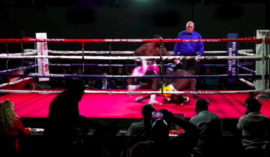 🎥 | Buikpijn! 'Beroepsverliezende' bokser braakt na bruut bodyshot van debutant