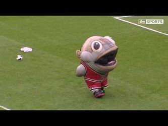 LOL! Grote mascotte 'eet' keeperstrainer helemaal op (video)