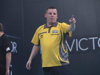 Chisnall komt heerlijk terug in wedstrijd en smijt Gurney uit Masters (video)
