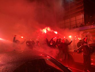 🎥 | Honderden Feyenoord-fans staan met vuurwerk bij De Kuip