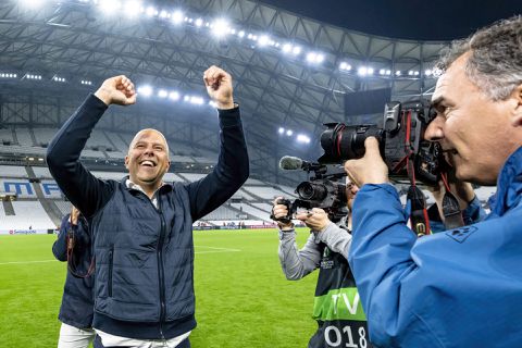 Focus bij Arne Slot alweer op PSV: 'Fans kunnen ons naar overwinning schreeuwen'