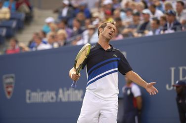 🎥 | Haha! Richard Gasquet raakt met tennisbal Porsche langs de baan