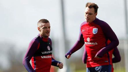 Engeland in defensieve problemen na afhaken Jones en schorsing Cahill