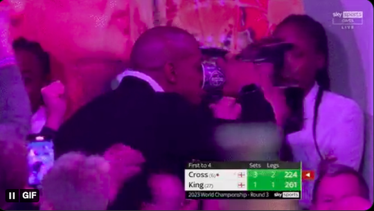 🎥 | Oud-voetballer Dion Dublin kiept drankje achterover bij WK darts