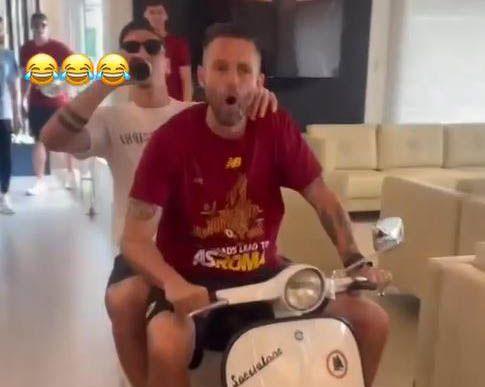 Feyenoord-beul Nicolo Zaniolo jat scooter van José Mourinho en rijdt door gebouwen