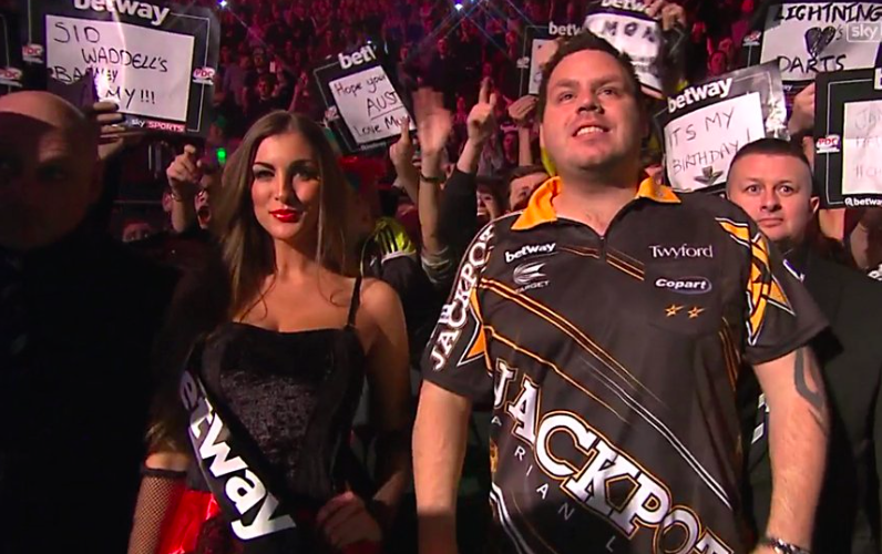 Beeldschone walk-on girls schitteren bij Premier League Darts