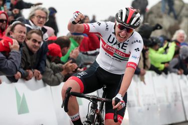 Pogačar (20) soleert naar etappewinst in Vuelta-rit vol chaos en pleuris, Quintana pakt het rood
