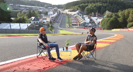 Verstappen en Ricciardo klessebessen op campingstoeltjes op Eau Rouge (video)