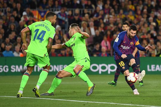 Messi doet zijn ding en maakt Barcelona kampioen van Spanje (video)