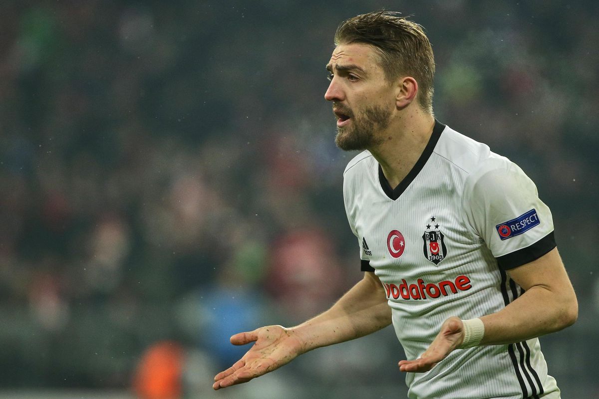 Speler Besiktas mogelijk 2 jaar de bak in voor uitschelden scheidsrechter