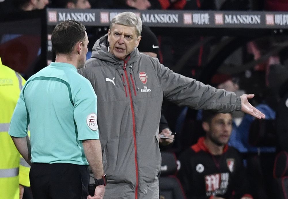 Wenger heeft weer eens wat te zeiken (video)