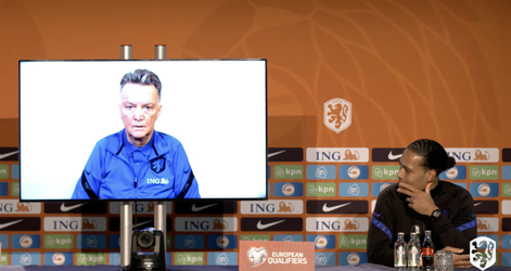 🎥 | Check hier de persconferentie van gehavende Louis van Gaal in aanloop naar cruciale duel Oranje