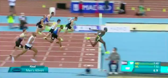 🎥 | Grant Holloway verbreekt IN STIJL 27 jaar (!) oud wereldrecord op 60m horden