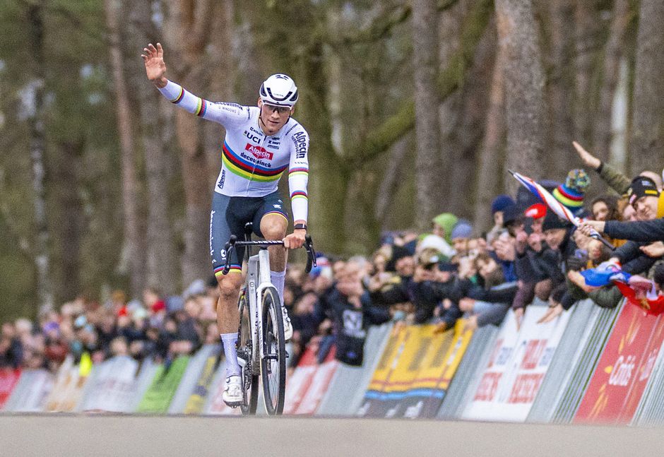 Mathieu van der Poel rijdt Wout van Aert helemaal zoek bij eerste veldritduel