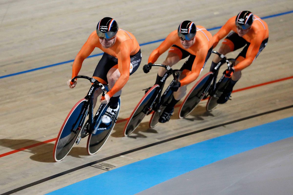 Hoppa! Nederlandse baanwielrenners domineren teamsprint in Canada