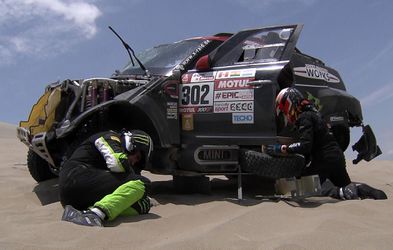 Pleuris! Dakar-wagen vliegt hard over de kop (video)