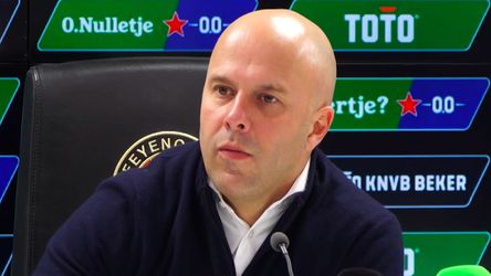 🎥 | Arne Slot ziet Feyenoord snakken naar winterstop: 'We zijn mentaal vooral vermoeid'