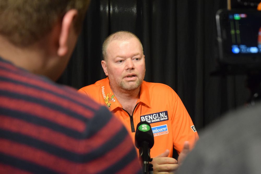 😎 Raymond van Barneveld showt snelste planga OOIT! (foto)