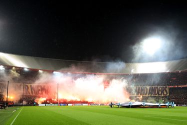 🎥 | Vuurwerk! Check hier hoe de Feyenoord-fans zich opwarmden voor Lazio-thuis