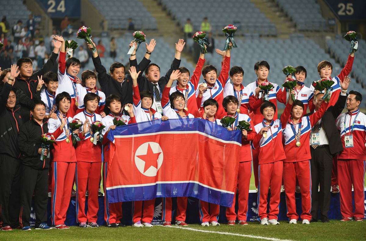 Historische ontmoeting voetbalvrouwen Noord-Korea en Zuid-Korea