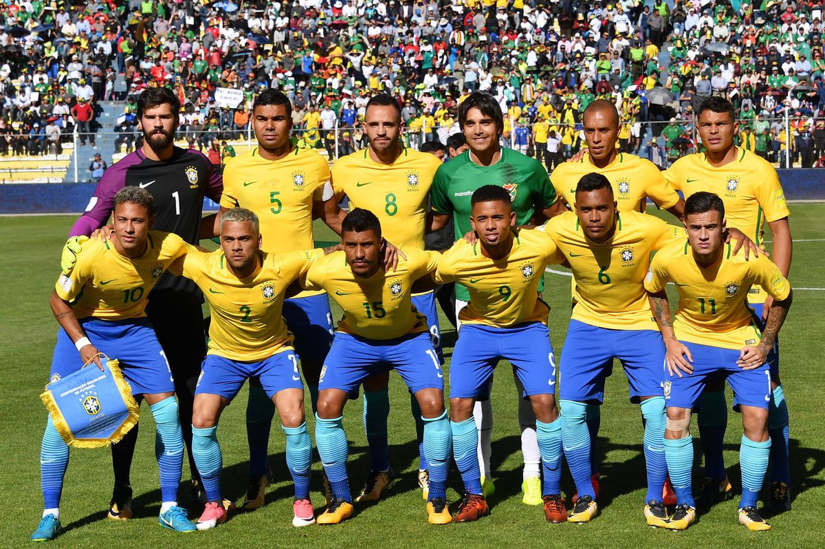 Boliviaanse spits gaat bij elftalfoto lekker tussen de Brazilianen staan