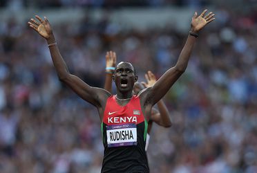 Keniaanse atletiekkoning David Rudisha stapt ongedeerd uit toestel na vliegtuigcrash