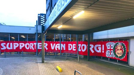 FC Twente-fans hangen gigantisch spandoek op om mensen in de zorg te steunen