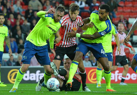 Sunderland en Derby County trappen voetbalseizoen af (video)