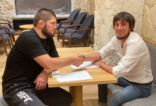 📸 | 'Khabib Nurmagomedov tekent profcontract bij Russische 3e divisieclub'