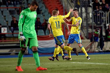 Zweden krijgt cadeautje van prutsende verdediger van Wit-Rusland (video)
