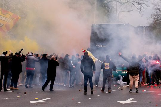 🎥 | Fans Go Ahead en De Graafschap steunen ploegen met veel pyro: 'Till I die!'