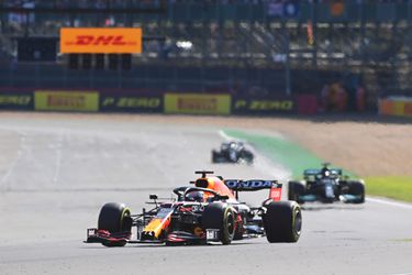 📸 | Max Verstappen krijgt lauwerkrans om na sprintrace-zege: 'Wordt leuk zondag'