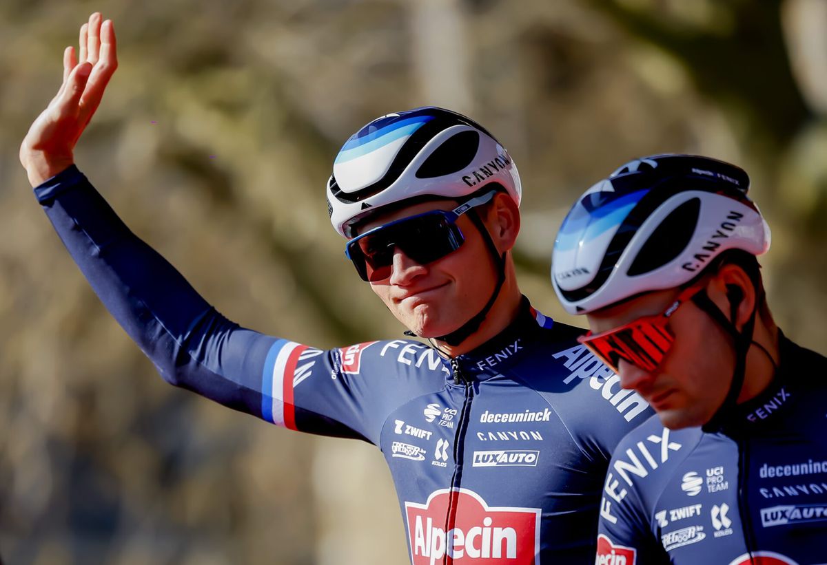 TV-gids: hier kijk je of Mathieu van der Poel het roze grijpt in de 1e etappe van de Giro d'Italia