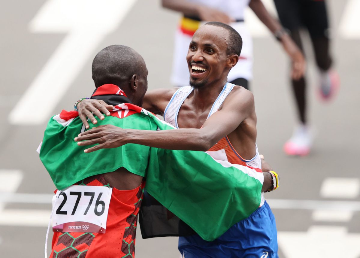 Abdi Nageeye dacht vooral aan zijn vriend Bashir Abdi: 'Ik wachtte met inzetten van sprint'