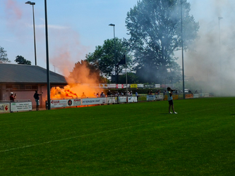 Amateurkeeper gewond raakt door vuurwerk, scheidsrechter staakt duel al voor de aftrap